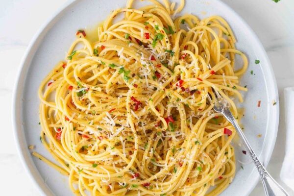 Indulge in the classic Spaghetti Aglio e Olio! This quick, flavorful dish combines garlic, olive oil, and a hint of spice for an irresistible meal. Enjoy!