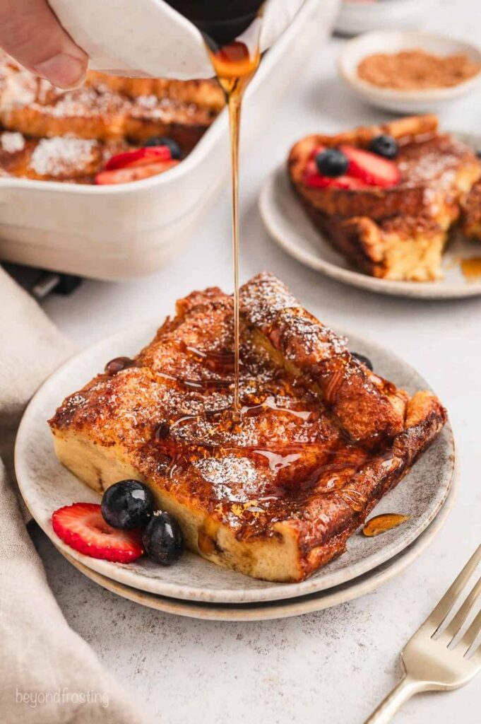 Zengin ve kabarık bir Brioche Fransız Tostu Güvecini nasıl pişireceğinizi keşfedin! Brunch için mükemmel olan bu kolay tarif, kalabalığı memnun eden keyifli bir tariftir