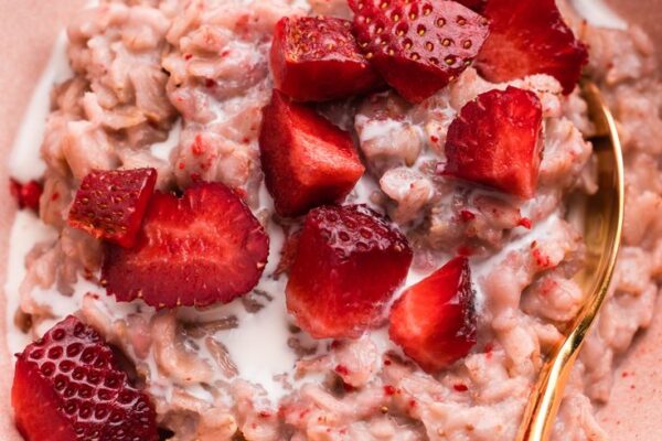 Easy Strawberries and Cream Oatmeal Recipe – A Creamy Breakfast in 15 Minutes