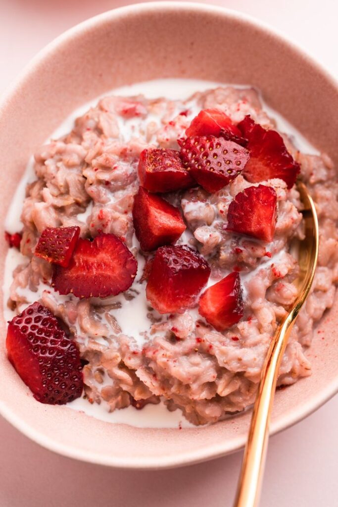 Easy Strawberries and Cream Oatmeal Recipe – A Creamy Breakfast in 15 Minutes